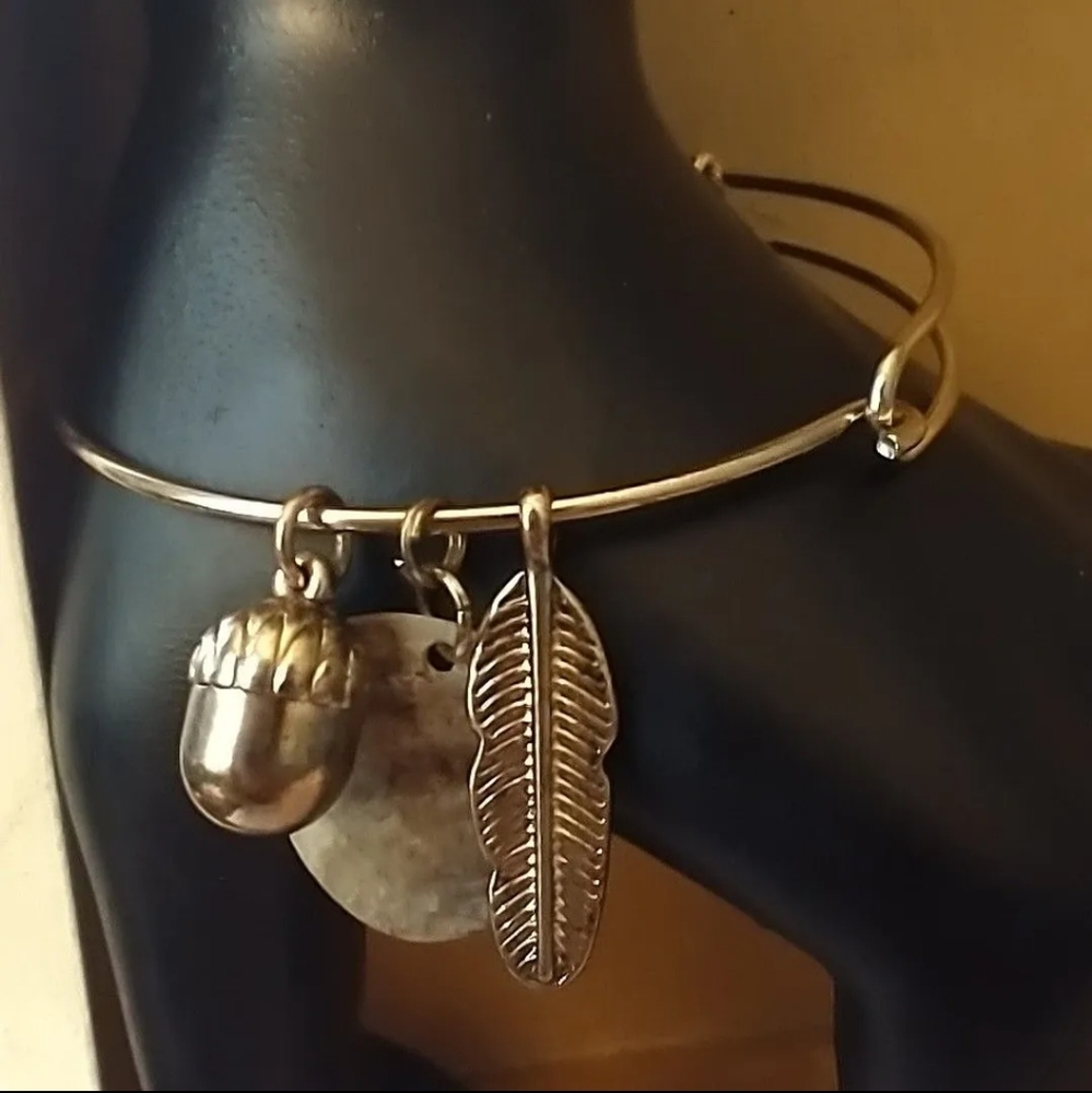 GOLD TONE BANGLE BRACELET W/CHARMS